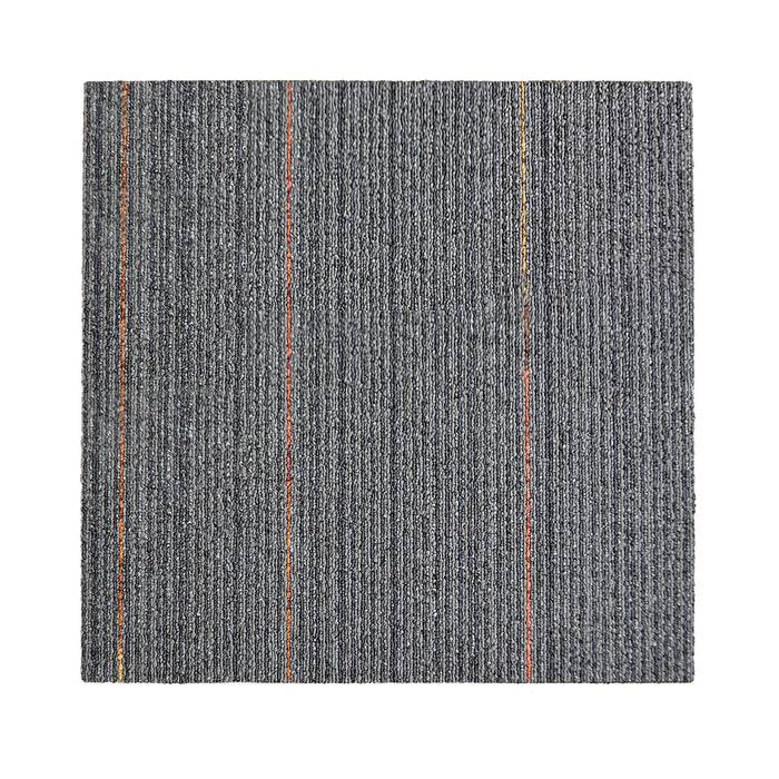 Quadratische graue Teppichfliese mit dünnen, vertikalen Streifen in Orange, Rot und Gelb. Die Textur wirkt rau und gewebt.