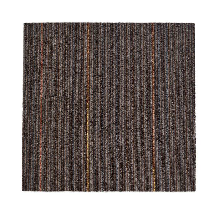 Eine quadratische dunkelbraune Teppichfliese mit dünnen mehrfarbigen Streifen, die vertikal verlaufen.