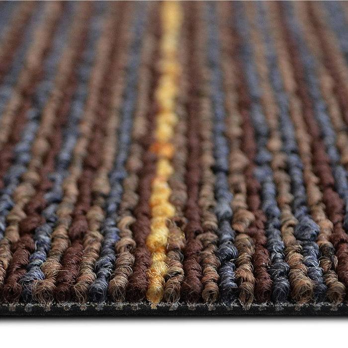 Nahaufnahme eines strukturierten Teppichs mit vertikalen Streifen in Braun-, Blau- und Gelbtönen, die detailliertes Fasermaterial und Farbmuster zeigen.