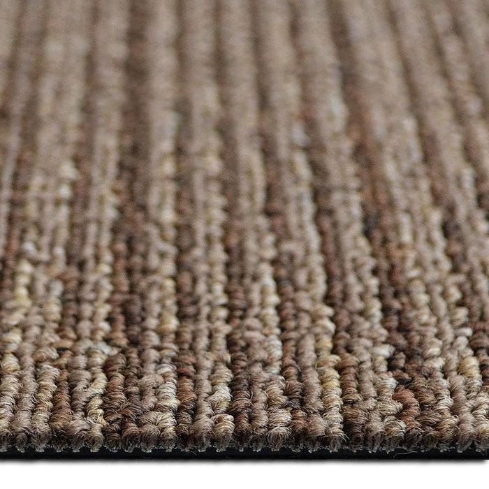 „Nahaufnahme eines strukturierten braunen Teppichs mit vertikalen Rippen, die die detaillierten gewebten Fasern und das Muster zeigen.