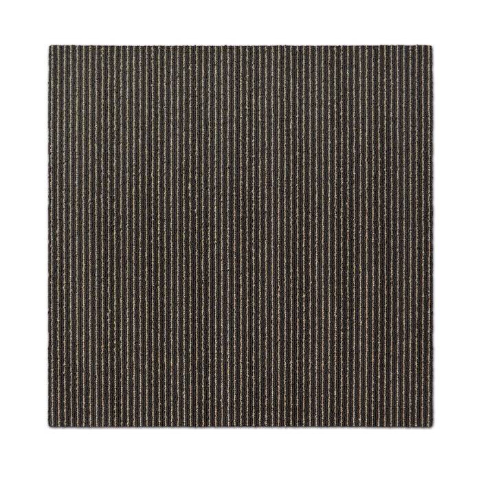 Eine Nahaufnahme eines strukturierten Teppichs mit abwechselnden dunkelgrauen und hellgrauen vertikalen Streifen, der auf einer Holzbodenoberfläche liegt.