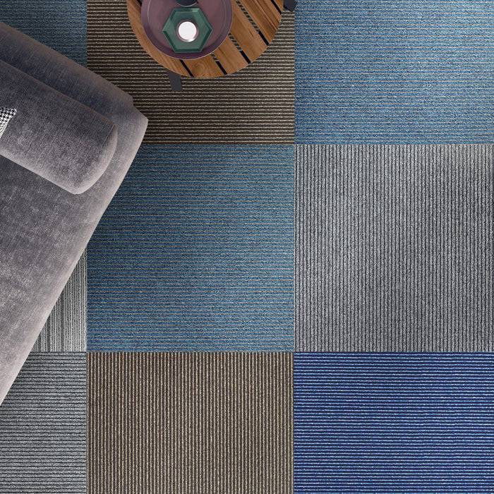 Draufsicht auf eine Wohnzimmerecke mit einem grauen Sofa und einem kleinen runden Holztisch auf einem Teppich mit geometrischem Muster.