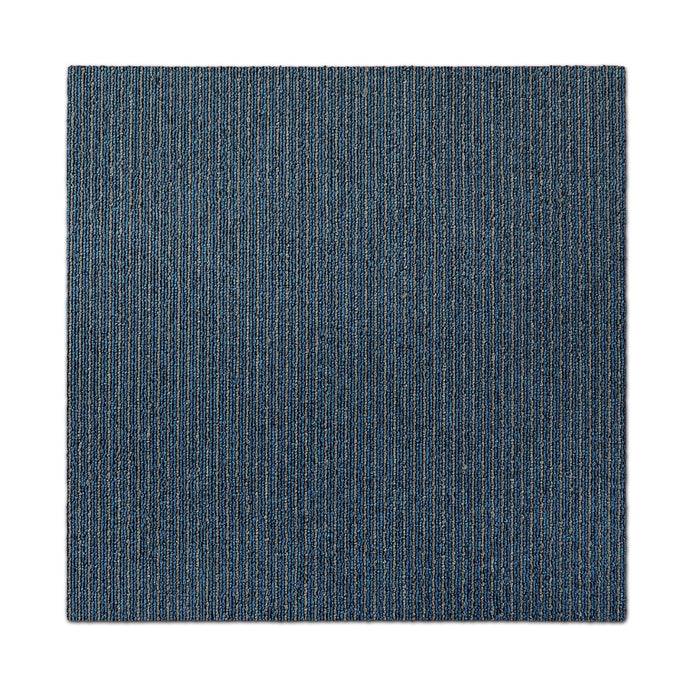 Ein quadratischer Teppichbelag in Blauton mit vertikalem Streifenmuster, das Textur und Farbdetails zeigt.