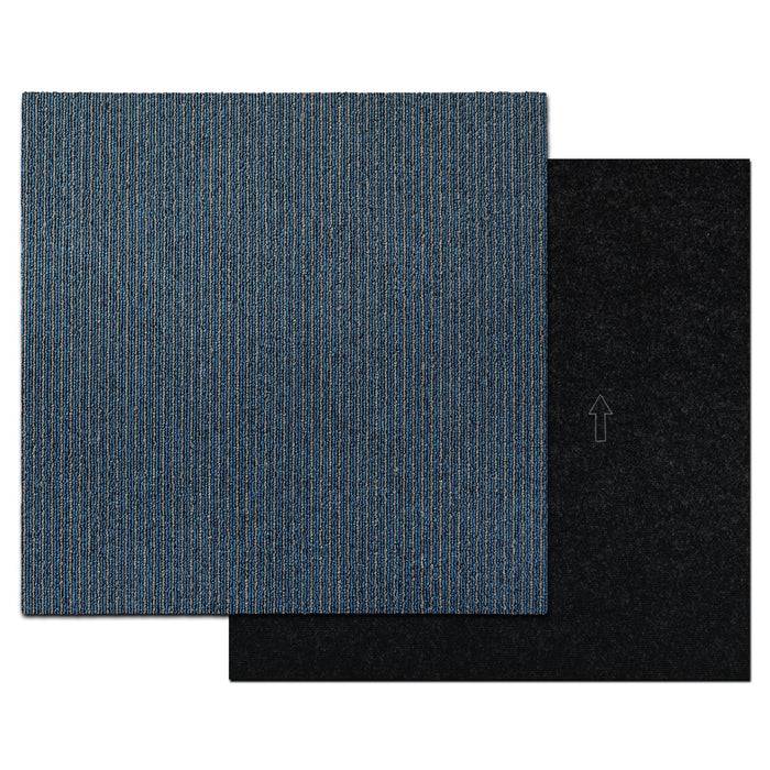 Ein quadratisches blaues Teppichstück mit vertikalen Streifen wird gezeigt, das sich mit einer einfarbigen schwarzen Fliese im Hintergrund überlappt.