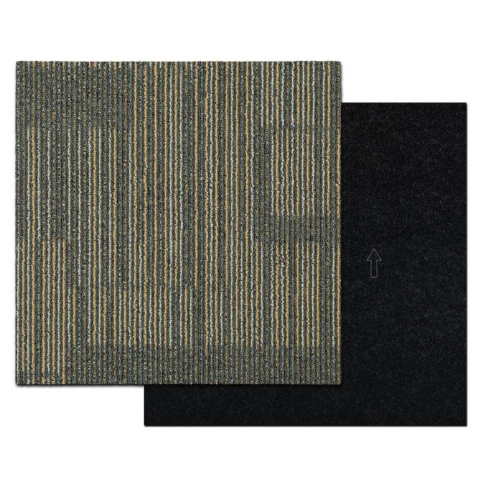 Zwei quadratische Teppichfliesen: eine mit grau-weißen Vertikalstreifen, die andere einfarbig schwarz. Die gestreifte Fliese wird nach vorne platziert und überlappt die schwarze Fliese teilweise.