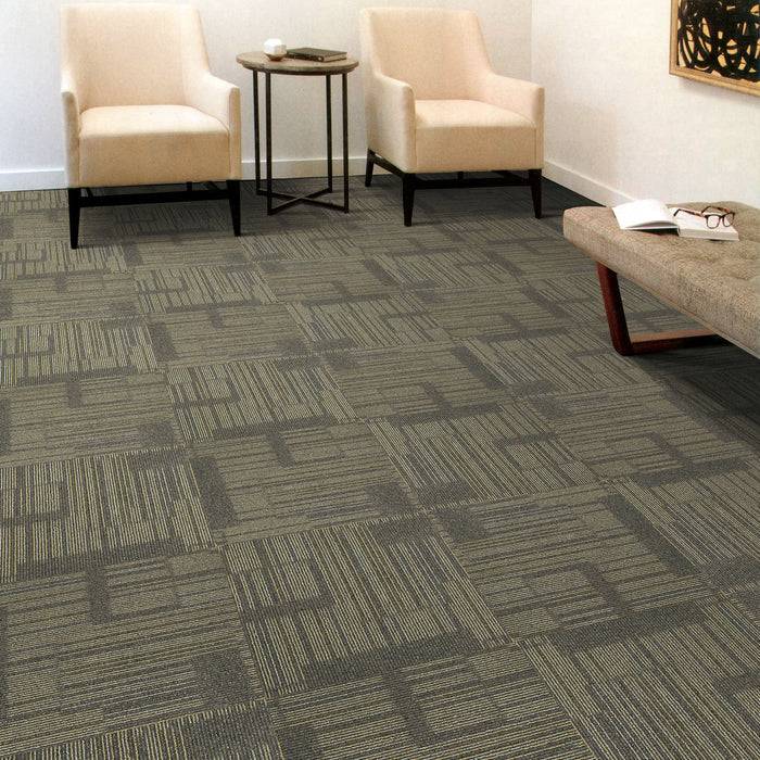 Zwei beige Sessel flankieren einen kleinen runden Tisch auf einem gemusterten Teppich in einem minimalistischen Raum.