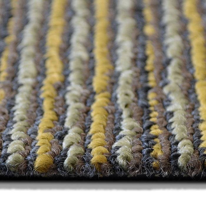 Eine Nahaufnahme eines Teppichs mit horizontalen Reihen dicker, strukturierter Fasern in Gelb-, Braun- und Grautönen, die sein Webtmuster zeigt.