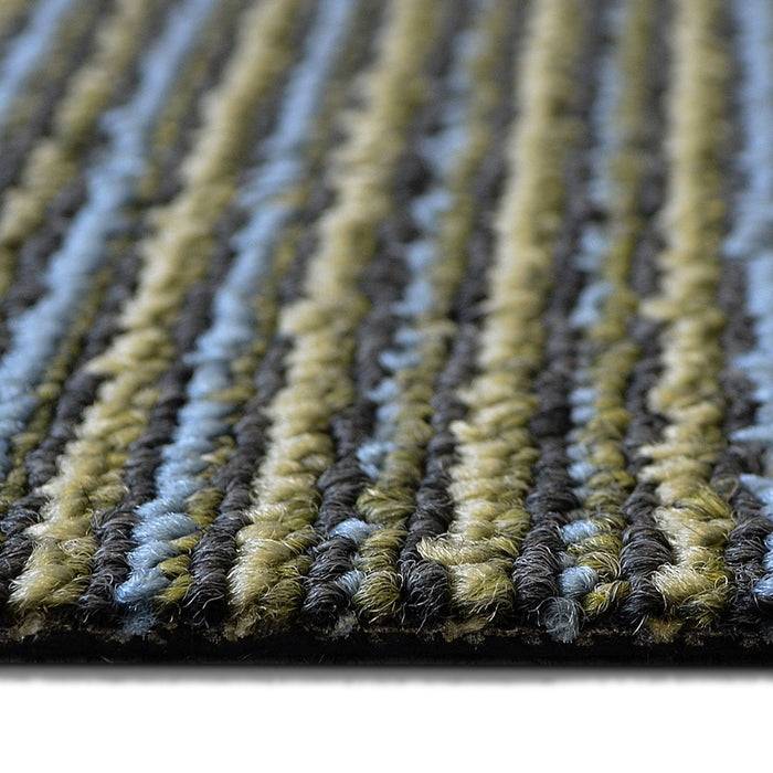 Nahaufnahme eines Teppichs mit abwechselnden blauen, beigen und schwarzen Streifen. Die Textur wirkt weich und gewebt mit sichtbaren Fasern.