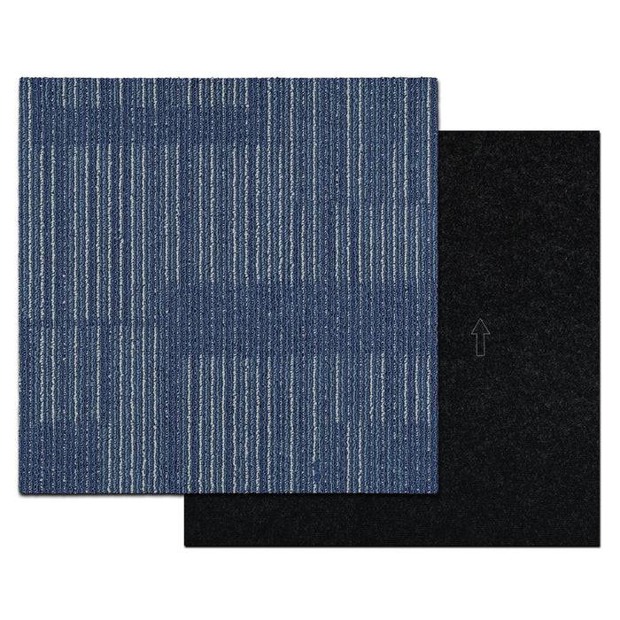 Blauer Teppichfliese mit vertikalen weißen Streifen. Gezeigt mit einer teilweise sichtbaren schwarzen Rückseite.