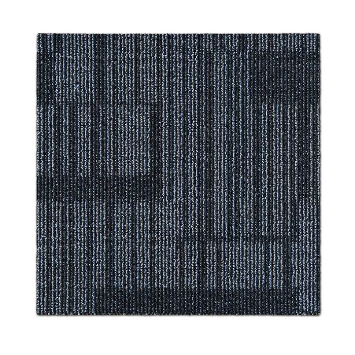Ein dunkelblauer Teppichfliese mit einem strukturierten Muster aus dünnen, hellblauen und schwarzen vertikalen Linien.