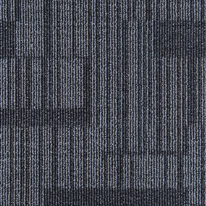 Eine Nahaufnahme eines blau und grau gestreiften strukturierten Teppichs, der ein sich wiederholendes lineares Muster zeigt, das ein Gefühl von Einheitlichkeit und modernem Design schafft.