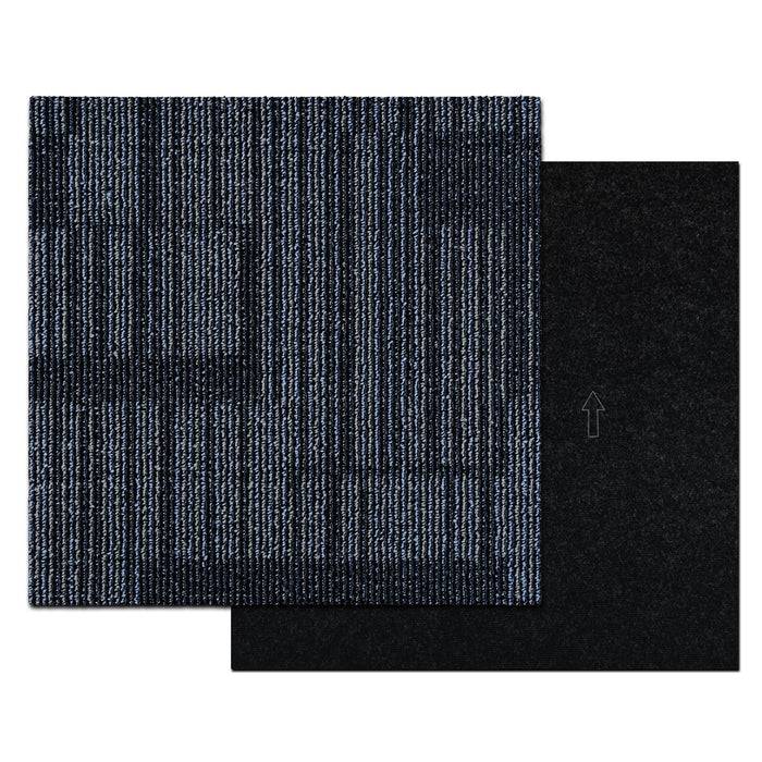 Zwei quadratische Teppichfliesen, eine dunkle mit Streifenmuster, die eine einfarbig schwarze Fliese mit einem nach oben weisenden Pfeilversatz überlagert.