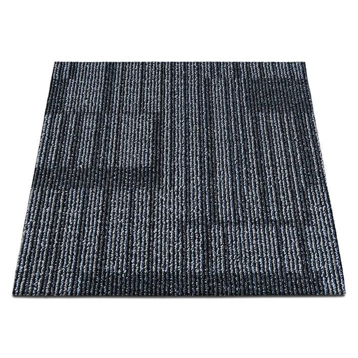 Ein quadratisches, dunkelblau strukturiertes Teppichfliesenmuster mit subtilen vertikalen und horizontalen Streifenmustern ruht vor einem weißen Hintergrund.