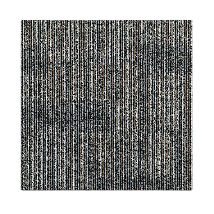Quadratische Teppichfliese mit vertikalen Streifen in Braun, Grau und Weiß. Das Muster variiert subtil in der Dicke und erzeugt ein strukturiertes Aussehen.
