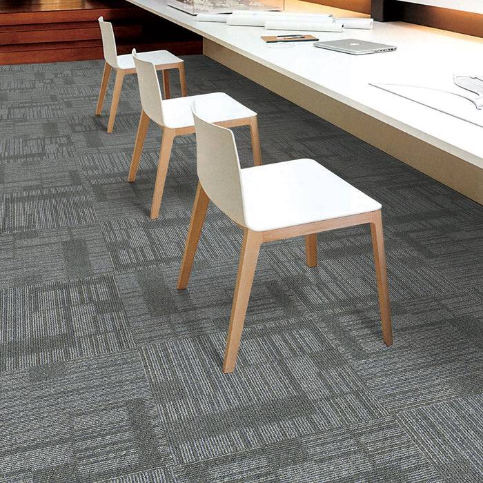 „Eine Nahaufnahme eines strukturierten braunen Teppichs mit parallelen Rippen in verschiedenen Farbtönen, die aufwendige Webmuster und ein weiches Erscheinungsbild zeigen.