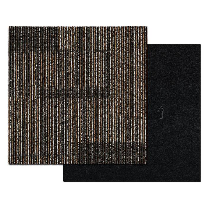 Braun-schwarzer Teppichfliese mit schwarzer Rückseite, die ein Muster aus vertikalen und diagonalen Linien zeigt. Auf der Rückseite ist ein Pfeil sichtbar.