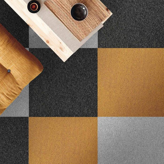 Draufsicht eines modern gestalteten Raumes mit einem senfgelben Stuhl, einem Holztisch, einer strukturierten schwarzen Schale und geometrischen gelb-grauen Bodenfliesen.