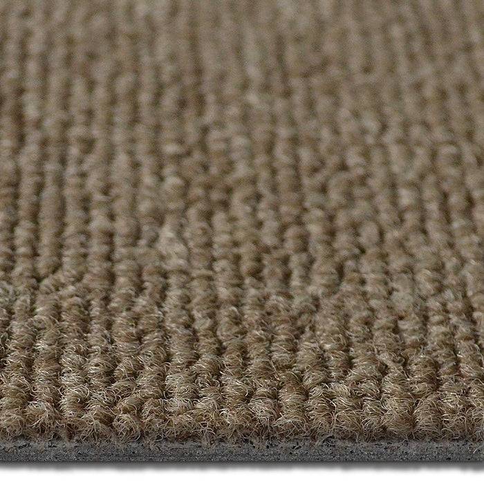 Eine Nahaufnahme eines strukturierten, beigen Teppichs, die seine geschlungenen Fasern und weiche Erscheinung zur Geltung bringt.