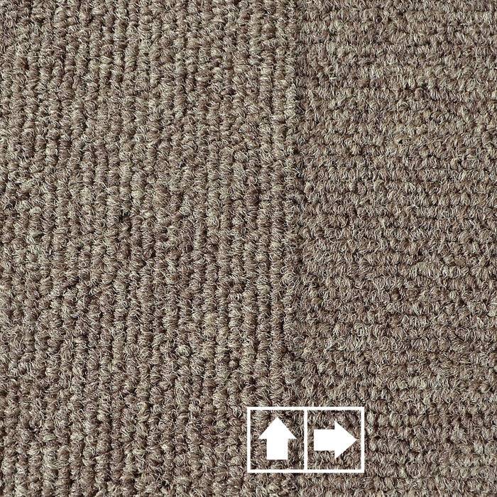 Eine Nahaufnahme einer strukturierten braunen Oberfläche mit einem Richtungssymbol, das einen Aufwärtspfeil und einen Rechtspfeil in der unteren rechten Ecke zeigt.