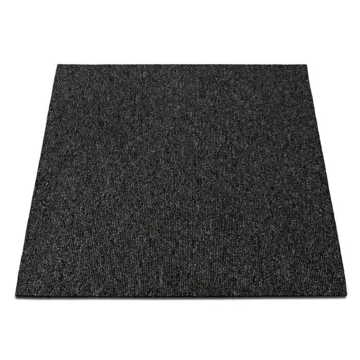 Eine quadratische schwarze Teppichfliese mit strukturierter Oberfläche, die auf einem weißen Hintergrund präsentiert wird.