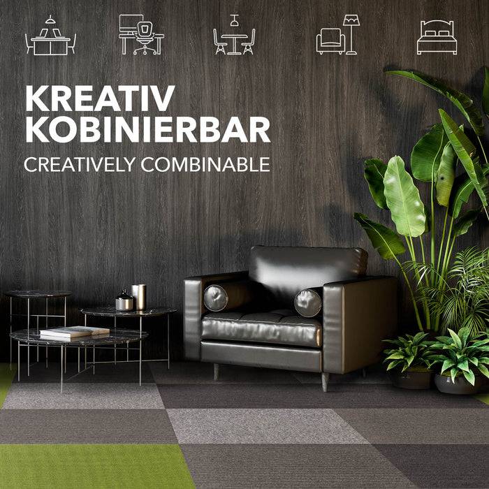 Ein modernes Wohnzimmer zeigt ein schwarzes Ledersofa, Couchtische, Pflanzen und ein Schild mit der Aufschrift „Kreativ kombinierbar