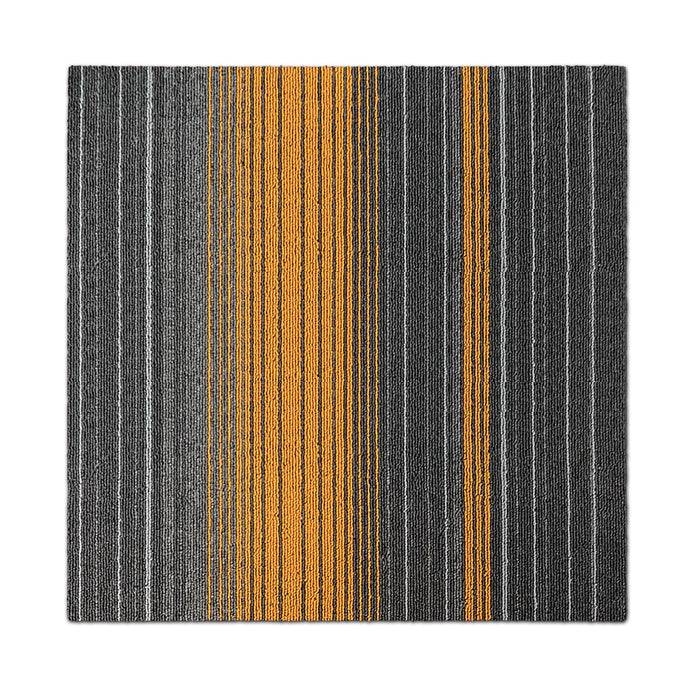 Ein quadratisches Textil zeigt ein Muster aus vertikalen orange und grauen Streifen, mit einem breiten orangefarbenen Streifen prominent in der Mitte.