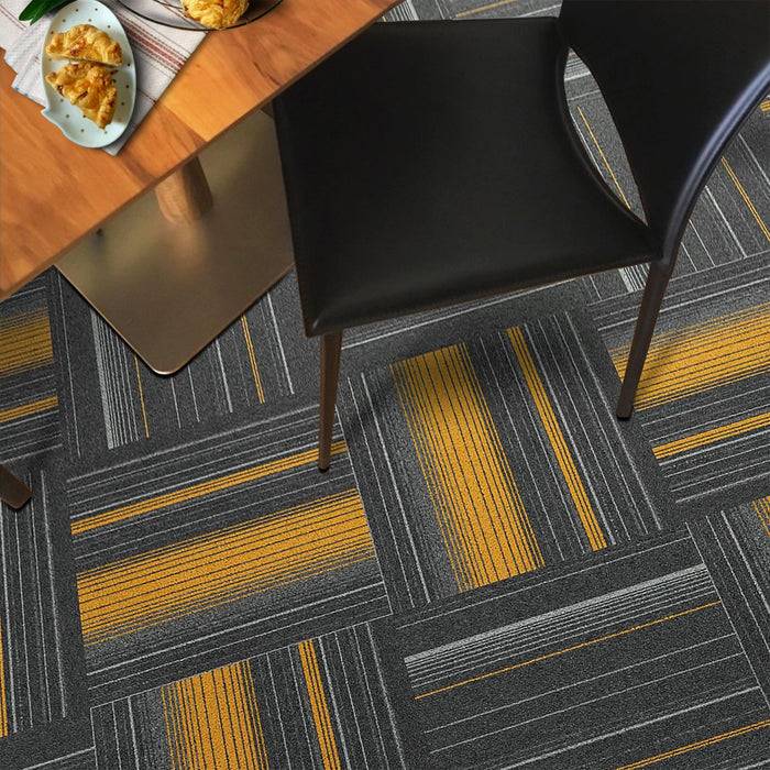 Bodenteppich-Muster mit geometrischem Muster in Braun- und Taupefarbtönen, schwarzer Rückseite und Pfeil zur Anzeige der Verlegerichtung.