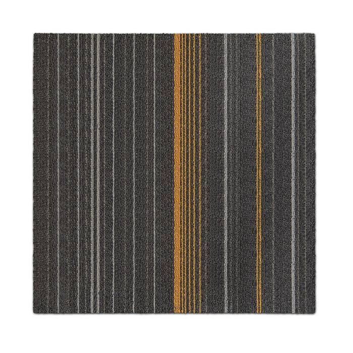 Ein quadratisches Teppichfliesen-Muster mit dunkelgrauem Untergrund und vertikalen Streifen in hellerem Grau und Orange, die ein modernes, geometrisches Muster schaffen.