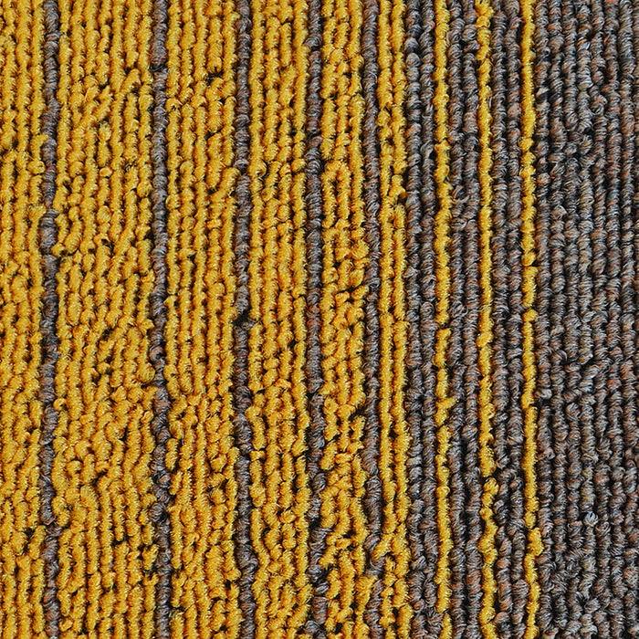 Nahaufnahme eines strukturierten Teppichs mit abwechselnden vertikalen Streifen in Orange und Grau. Das Muster erzeugt ein lebendiges, kontrastreiches Design.