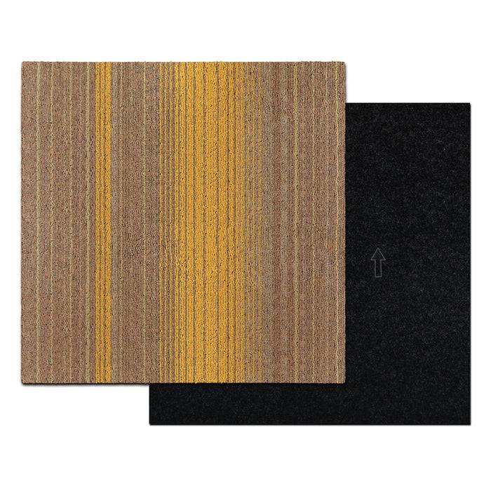 Quadratisches Teppichplättchen mit vertikalen Streifen in Braun- und Goldtönen oben, mit einfacher schwarzer Unterseite, angezeigt durch einen Pfeil.