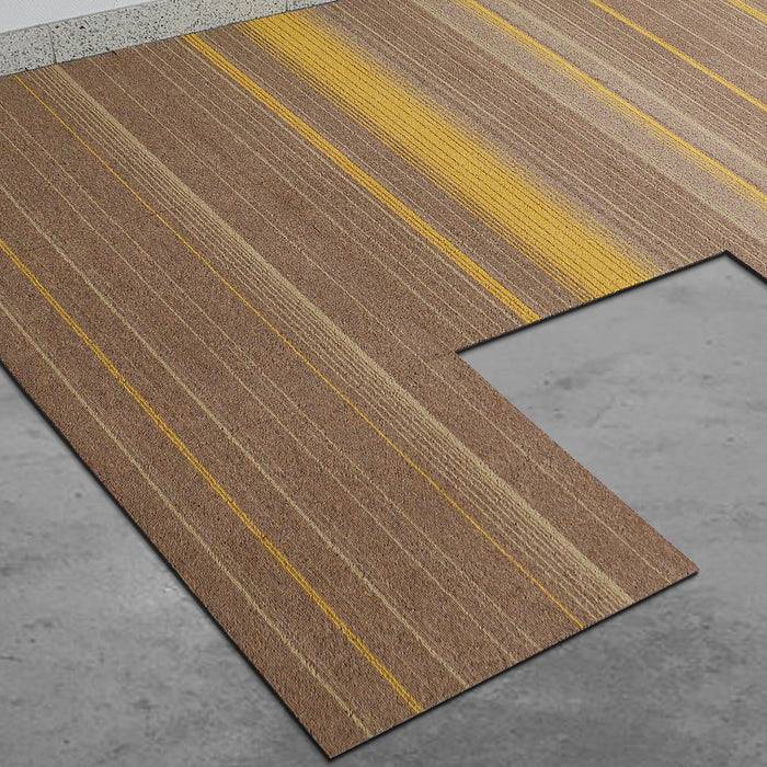 Braun und gelb gestreifte Bodenfliesen auf grauem Beton, mit einer fehlenden Fliesensektion in der Ecke.