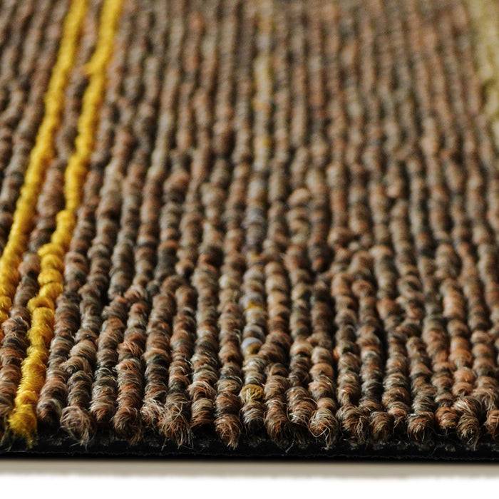 Eine Nahaufnahme eines gewebten braunen Teppichs mit strukturierten Schleifen und gelben Linien.