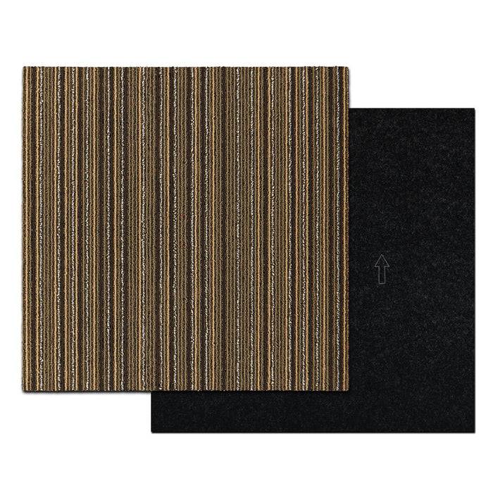 Zwei quadratische Teppichfliesen: eine mit braunen und beigen vertikalen Streifen, eine einfarbig schwarz mit einem Pfeil nach oben, nebeneinander dargestellt.
