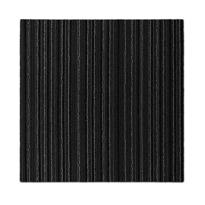 Ein quadratisches Stück schwarzer Teppich mit feinen vertikalen grauen Streifen.