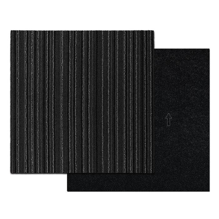 Eine Nahaufnahme von zwei quadratischen Textilmustern. Das obere Muster zeigt Schwarz mit vertikalen grauen Streifen, und das untere ist durchgehend schwarz.