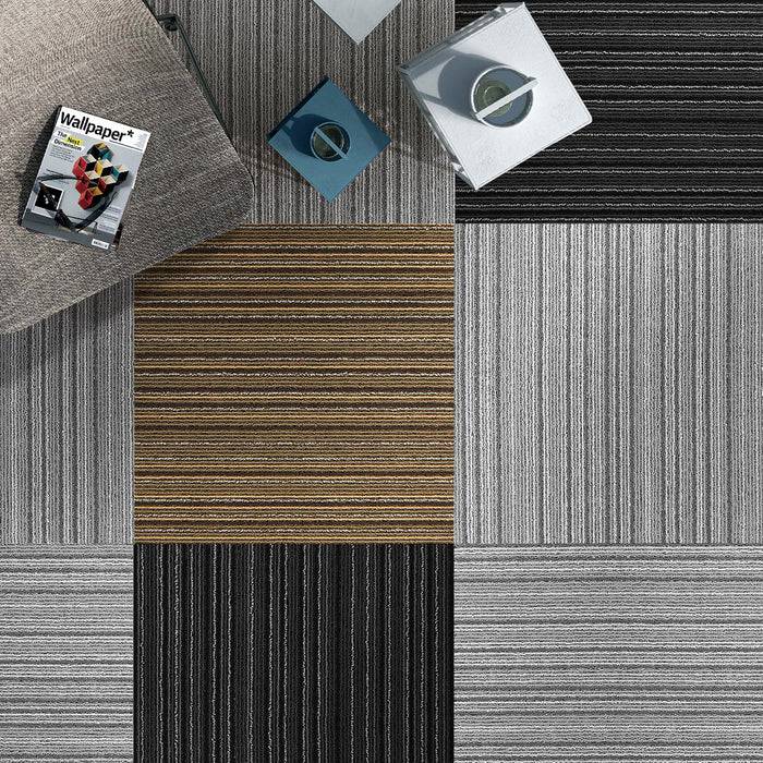 Luftaufnahme von Bodenfliesen in verschiedenen Farben und Mustern, mit einer Zeitschrift mit dem Titel „Wallpaper