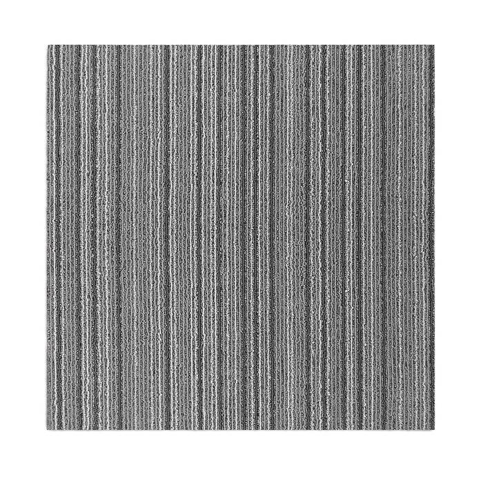 Grauer quadratischer Teppichfliese mit vertikalen Linien in verschiedenen Grautönen und Schwarz, die ein strukturiertes, gestreiftes Muster erzeugen.