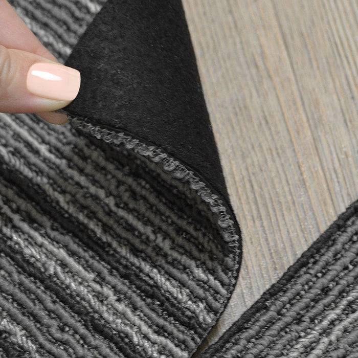 Ein quadratisches Teppichfliesenstück mit vertikalen mehrfarbigen Streifen in Erdtönen, einschließlich Braun-, Gelb- und Grautönen.