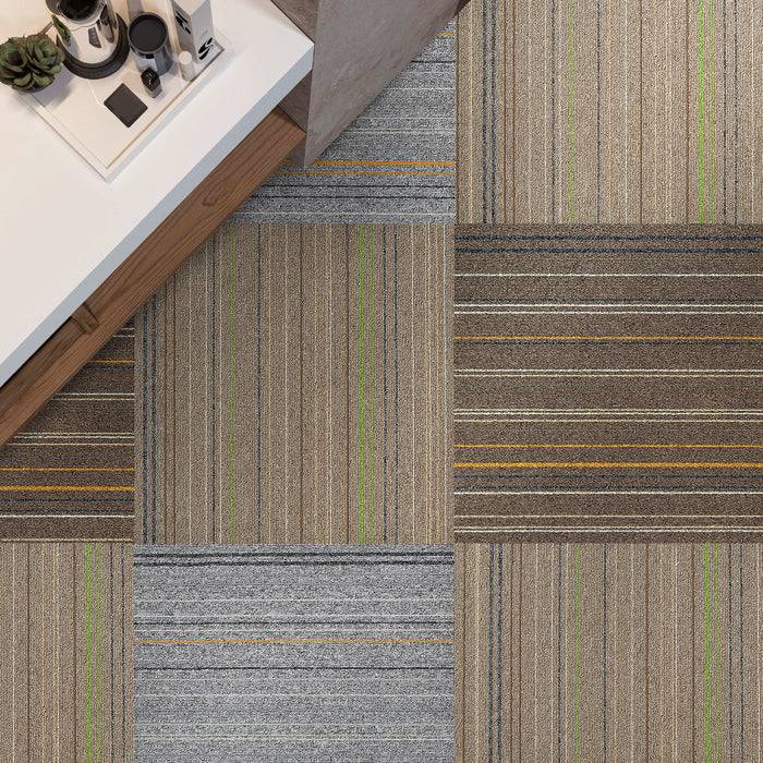 Eine Draufsicht auf eine Küchenarbeitsplatte mit einer Kaffeemaschine und Tassen, vor einem gemusterten Teppich mit grauen und braunen Streifen.