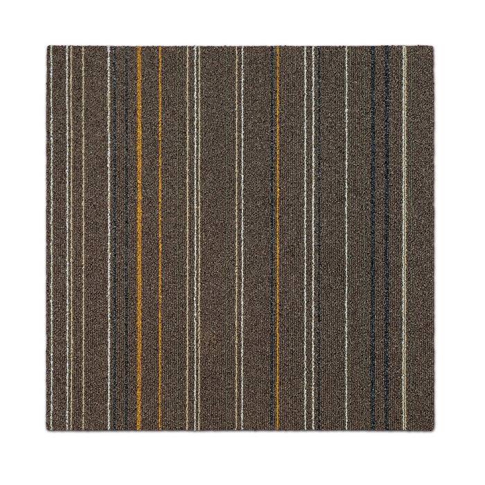 Ein quadratisches Teppichfliese mit vertikalen Streifen in Braun-, Orange-, Weiß- und Dunkelgrautönen.