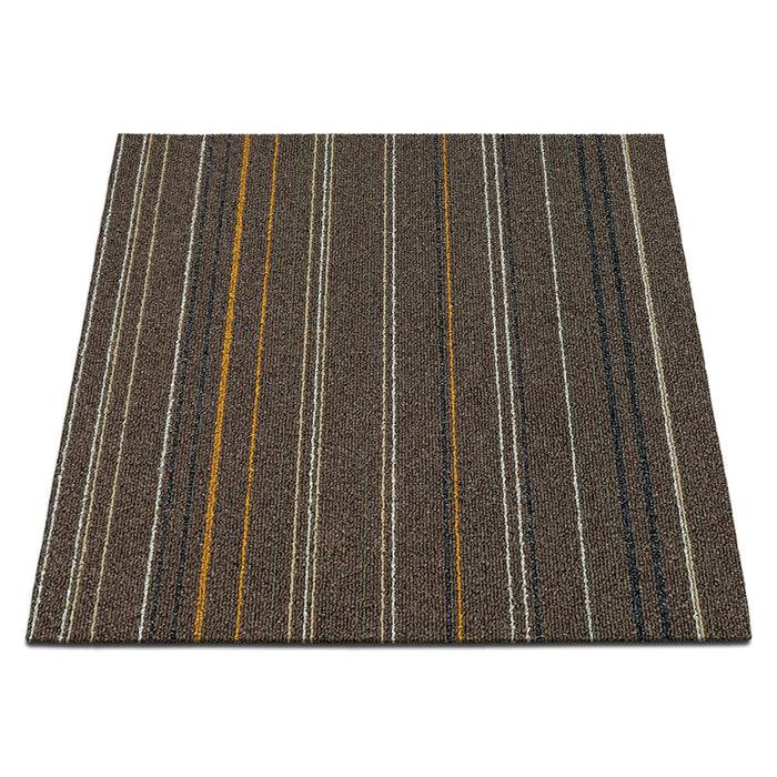 Ein quadratisches Teppichfliesenmuster mit braunem Untergrund und mehrfarbigen vertikalen Streifen in Orange, Blau und Beige.