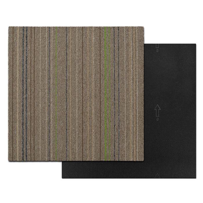 Quadratische Teppichfliese mit vertikalen beige und grünen Streifen, präsentiert auf einem schwarzen Untergrund. Geeignet für Bodengestaltungsoptionen.