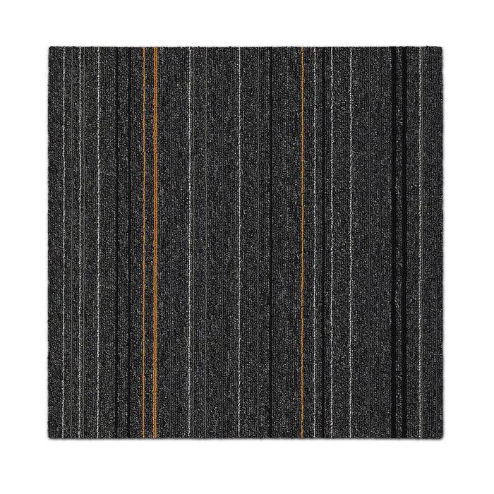 Ein dunkler Teppichboden mit vertikalen Streifen in verschiedenen Grau- und Orangetönen, der ein modernes und professionelles Aussehen schafft.
