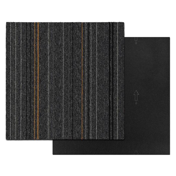 Teppichfliese mit dunkelgrauem Hintergrund, charakterisiert durch vertikale orange und weiße Streifen, gezeigt mit einer schlichten schwarzen Unterseite.