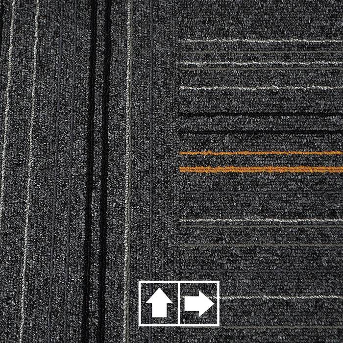 Teppich mit vertikalen und horizontalen strukturierten Linien in Grau- und Orangetönen, mit zwei Pfeilen am unteren Rand, die die Richtungen oben und rechts anzeigen.