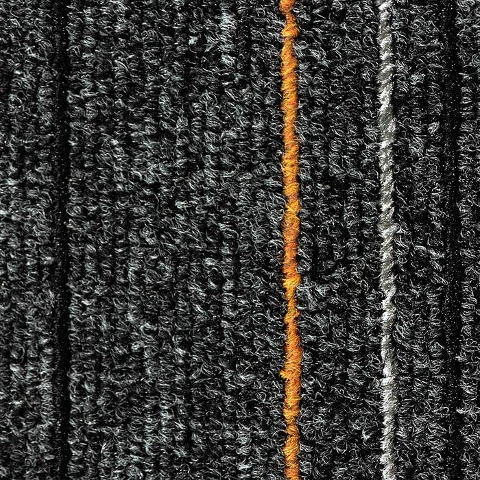 Nahaufnahme eines strukturierten grauen Teppichs mit vertikalen orange-weißen Streifen.