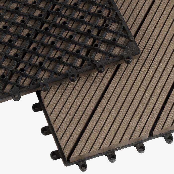 Verschachtelnde Bodenfliesen mit holzähnlicher Oberfläche und schwarzer Unterseite, konzipiert für einfache Installation und Drainage auf Außenflächen.