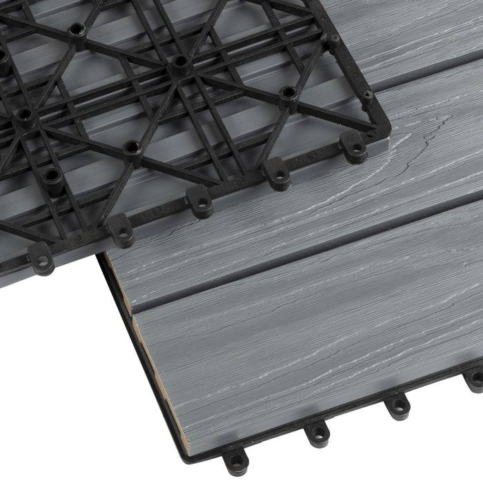 Schwarzes Kunststoffgitter, das auf einem Abschnitt grauer Verbunddeckungspaneele liegt. Das Gitter bedeckt teilweise zwei Bretter und zeigt deren Textur.