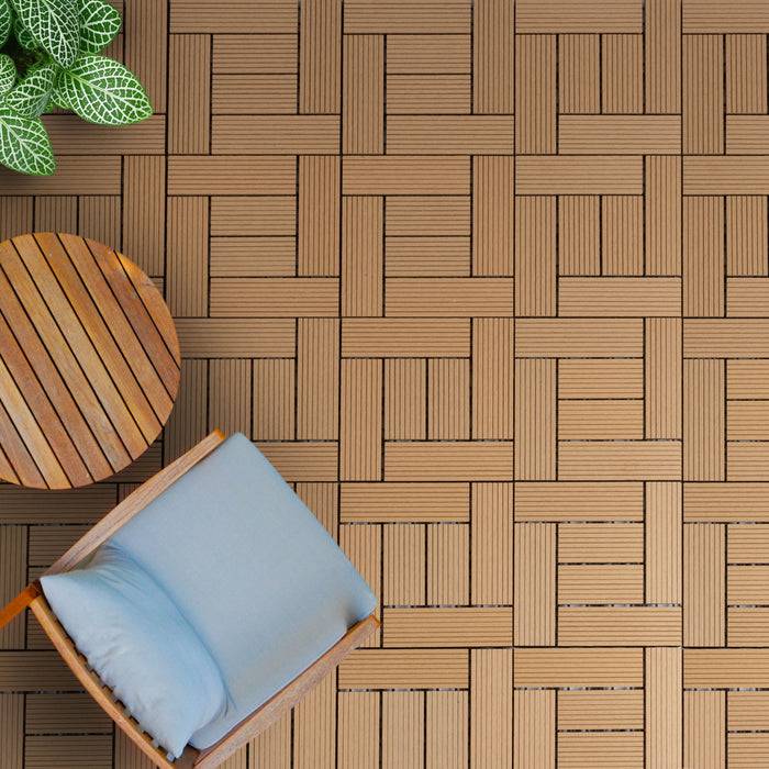 Draufsicht auf einen kleinen runden Holztisch und einen gepolsterten Stuhl auf einem gemusterten Holzdeckenboden, mit einer Topfpflanze in der Ecke.