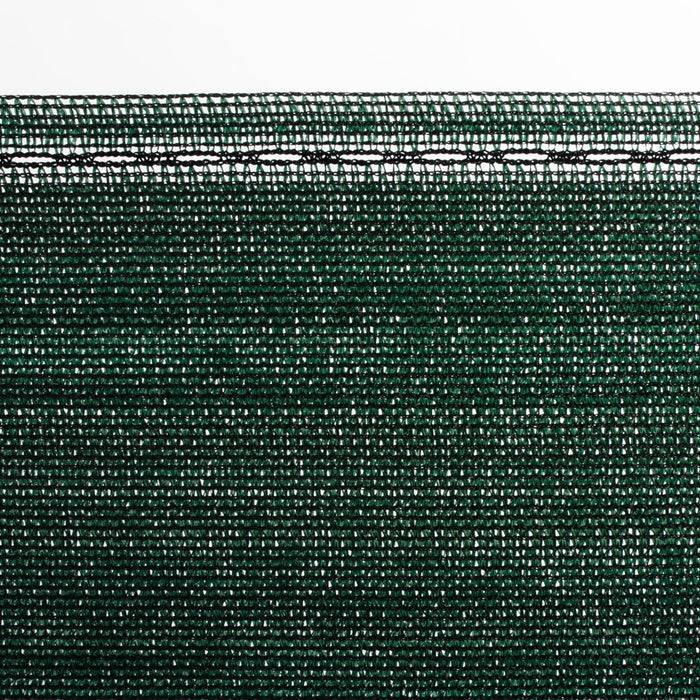 Eine Nahaufnahme von dunkelgrünem Maschenstoff mit feinen sich kreuzenden Fäden, gleichmäßig verteilt, die eine strukturierte, gitterartige Ansicht erzeugen.